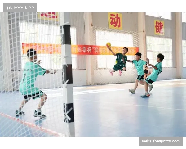 专业手球教练社区教学，成人青少年分组体验运动乐趣